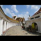 Der innere Hof um den Chedi, links der Wandelgang, in der Mitte eine Kapelle und rechts ein Teil des Chedifußes